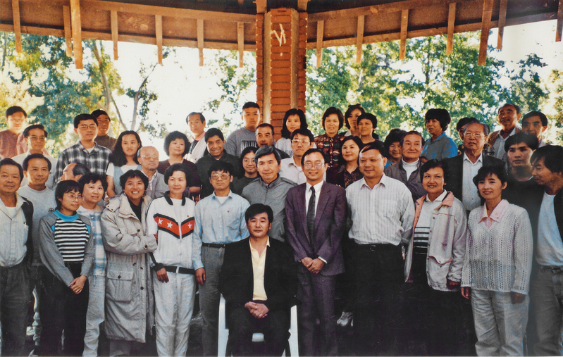1996年10月5日,旧金山湾区法轮功学员和李洪志师父在奥德佳公园合影留念。(明慧网)
