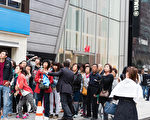 到日本的中國遊客，平均消費比其他外國遊客高出一倍。圖為在東京銀座觀光購物的中國遊客。（游沛然／大紀元）