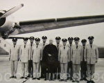 1961年中華民國先總統蔣中正在桃園空軍基地，召見黑蝙蝠中隊C-54型機組員。（鍾元翻攝/大紀元）