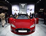 近日，著名電動汽車商特斯拉公司8月23日宣布，將會為S型和X型電動車升級電池組，讓他們成為全球加速最快的車。圖為特斯拉S型豪華電動車。 (JOHANNES EISELE/AFP/Getty Images)