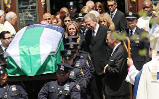纽约殉职警察穆尔葬礼 3万人致哀