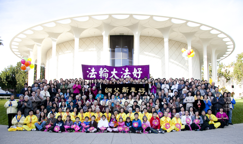 2013年中国新年前夕,洛杉矶法轮功学员聚集在加州理工学院大礼堂前,集体向李洪志师父拜年。(季媛/大纪元)