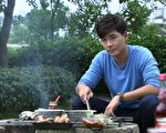 王傳一在台北拍攝一場烤肉戲，他透露自己17歲後就沒過母親節。（三立提供）