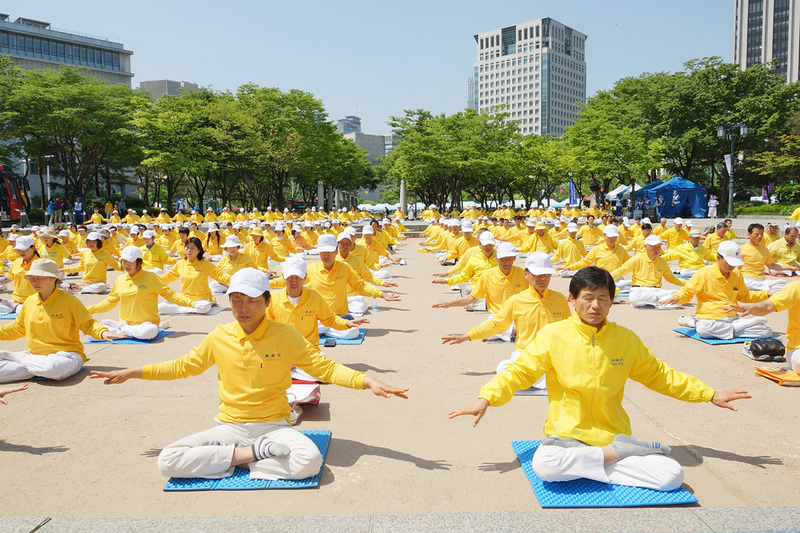 2015年5月10日,韓國慶祝第16屆「5.13世界法輪大法日」及法輪大法洪傳23週年。(金國煥/大紀元)