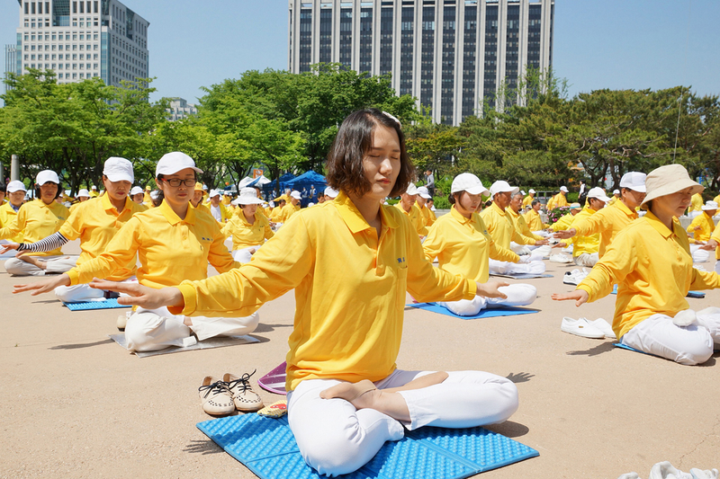 5月10日,韓國慶祝2015年世界法輪大法日。(金國煥/大紀元)