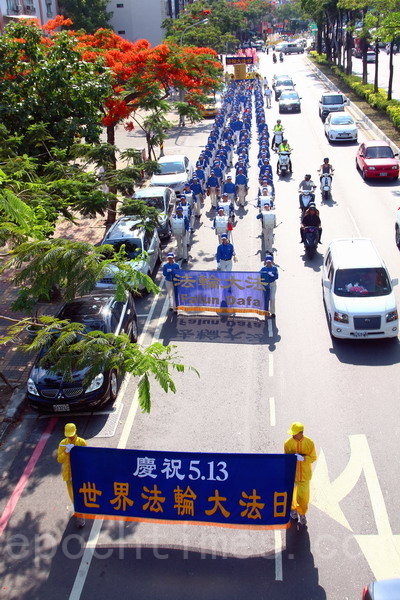 慶祝法輪大法日,台南踩街隊伍在天國樂團領軍下,撼動了台南東區街道。(賴友容/大紀元) 慶祝法輪大法日,台南踩街隊伍在天國樂團領軍下,撼動了台南東區街道。(賴友容/大紀元)