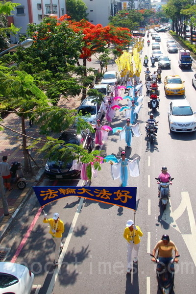 慶祝法輪大法日,台南踩街隊伍的仙女隊,翩翩飛舞傳遞大法美好。(賴友容/大紀元) 慶祝法輪大法日,台南踩街隊伍的仙女隊,翩翩飛舞傳遞大法美好。(賴友容/大紀元)