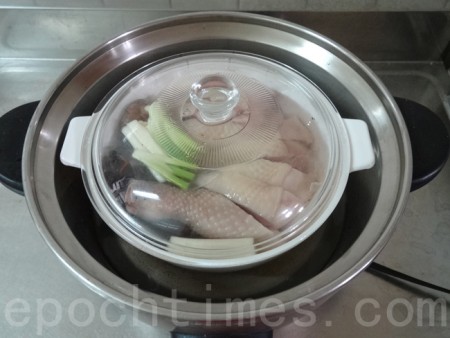 電鍋可以輕鬆的完成料理。(彩霞/大紀元)