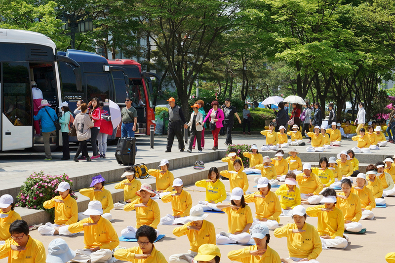 2015年5月10日,韓國慶祝第16屆「5.13世界法輪大法日」及法輪大法洪傳23週年。過往遊客關注。(金國煥/大紀元)