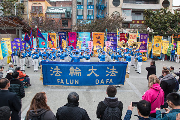 舊金山民眾慶祝法輪大法洪傳23週年。(馬有志/大紀元) 舊金山民眾慶祝法輪大法洪傳23週年。(馬有志/大紀元)