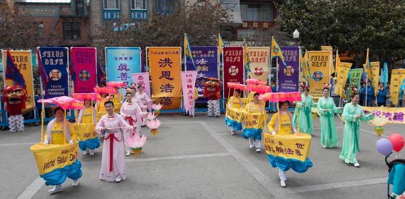 舊金山民眾慶祝法輪大法洪傳二十三週年。(馬有志/大紀元)