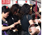 一批“全球华人反ｘ教联盟香港分部”成员，在港铁车厢内分发现钞。（蔡雯文∕大纪元）