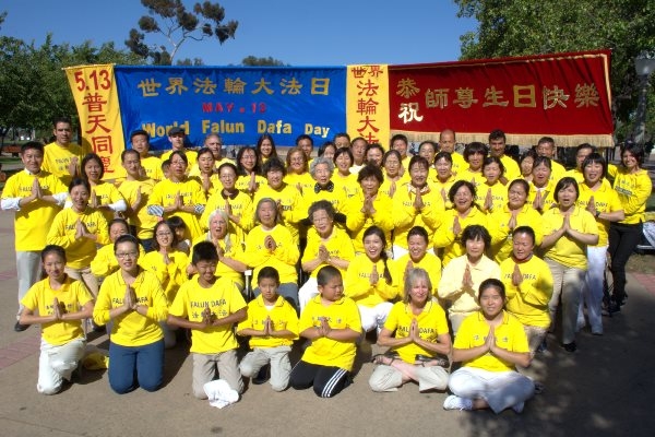 二零一五年五月十日,美國聖地亞哥部分法輪功學員慶祝「5.13世界法輪大法日」,並恭祝李洪志師父生日快樂。(楊婕/大紀元)