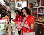 食安志工帮阿公阿嬷柑仔店检视即期食品