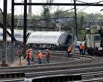 週二晚間(5月12日)美國鐵路公司(Amtrak)的188列車從華盛頓開往紐約時,晚上9點半左右在接近費城的Richmond港時突然出軌。(JEWEL SAMAD/AFP/Getty Images)