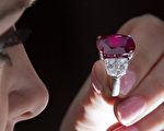 拥有极罕有的“鸽血红”等级的“日出红宝石”拍出以2,825万瑞士法郎（约3,093万美元）成交，创下世界纪录。（AFP PHOTO / JUSTIN TALLIS）