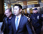 今年2月11日，梁彼得在律师的陪同下走出法庭。（Spencer Platt/Getty Images）