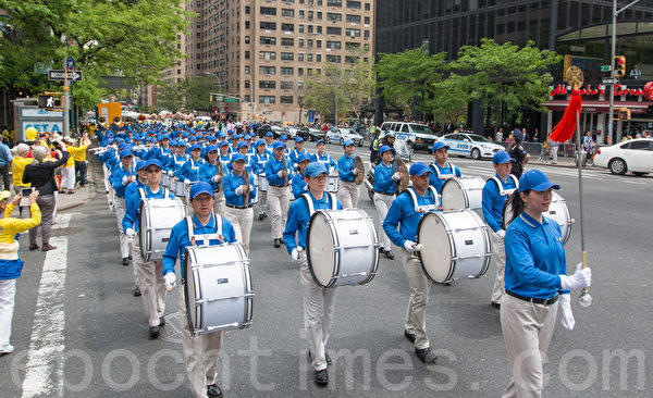 2015年5月15日，8千多法輪功學員在紐約舉行遊行，聲援2億中國人三退。圖為遊行第一方陣「天國樂團」。（馬有志／大紀元）
