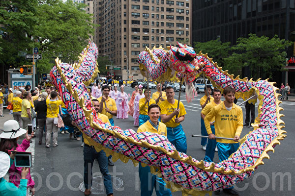 2015年5月15日，8千多法輪功學員在紐約舉行遊行，聲援2億中國人三退。圖為遊行第一方陣「法輪大法好」－舞龍。（馬有志／大紀元）