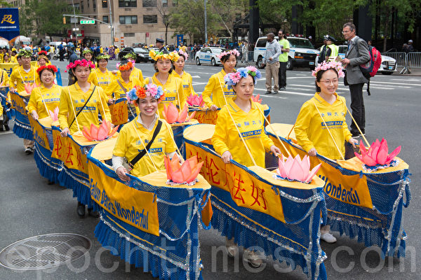 2015年5月15日，8千多法輪功學員在紐約舉行遊行，聲援2億中國人三退。圖為遊行第一方陣「法輪大法好」－法船。（馬有志／大紀元）