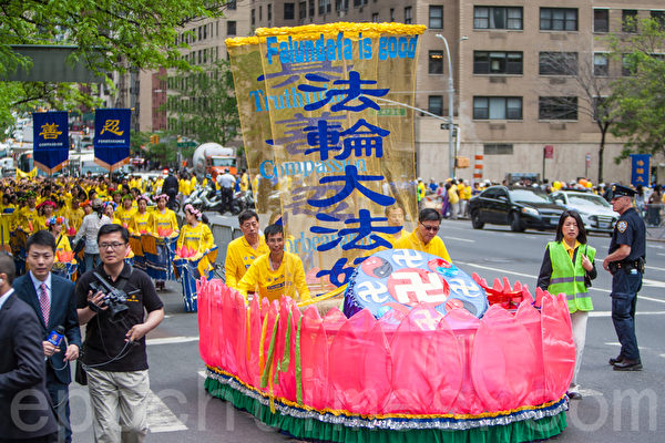 5月15日，8千多法輪功學員在紐約舉行遊行，聲援2億中國人三退。圖為遊行第一方陣「法輪大法好」。（馬有志／大紀元）