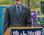 2015年5月15日，8千法轮功学员在纽约联合国附近集会声援2亿华人退出中共组织。图为英文大纪元主编那尼亚（John Nania）。（马有志／大纪元）