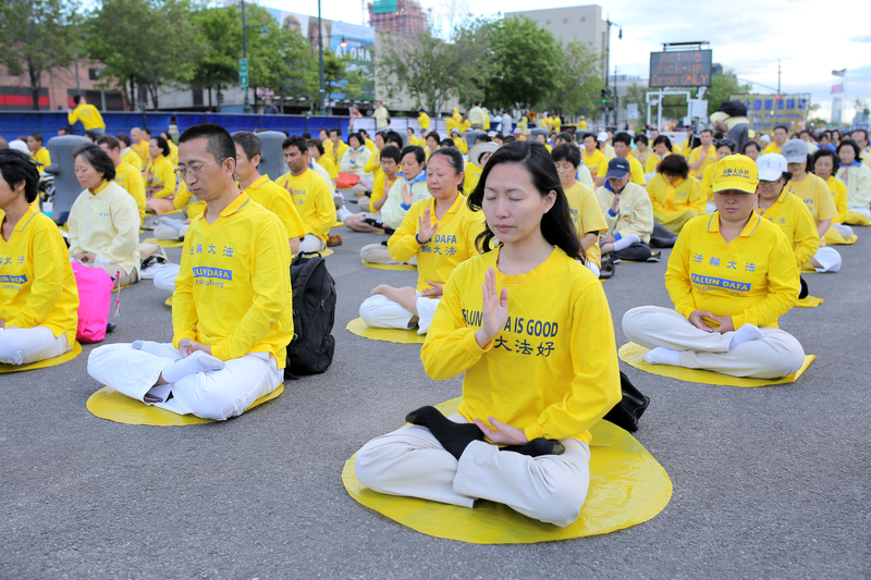 2015年5月15日,部分各國大法弟子在八千多人大遊行結束後,來到中領館前發正念和煉功。(張學慧/大紀元)