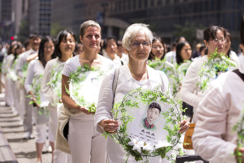 5月15日,八千多名來自全世界五十多個國家二百多個地區的部分法輪功學員齊聚紐約市曼哈頓,沿著紐約中心42街,舉行聲勢浩大的遊行。圖為遊行第二方陣「停止迫害法輪功」悼念被中共迫害致死的法輪功學員。(艾文/大紀元)