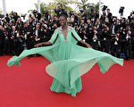露琵塔尼詠（Lupita Nyong'o）穿著GUCCI禮服出席本屆戛納電影節。（VALERY HACHE/AFP）