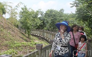 參與竹山桂竹季活動的民眾在竹山文化園區步道聽導覽員說桂竹的故事。（黃淑貞/大紀元）