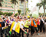 全台上萬名勞工5月1日在台北遊行抗議，提出「縮工時、反過勞、要加薪、禁派遣」4項訴求，並在立法院前並丟擲紙作芭樂球，抗議政府官員亂開芭樂票。（陳柏州／大紀元）
