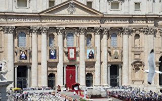 羅馬天主教教宗17日在聖伯多祿廣場舉行的露天彌撒，為四位修女封聖。
(AFP)
