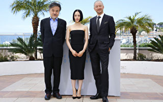 《岸邊之旅》坎城首映，導演黑澤清（左起）、演員深津繪里與淺野忠信一同在影展亮相。（佳映娛樂提供）