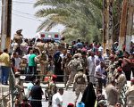 伊拉克官员于2015年5月18日表示，伊斯兰国激进组织攻进西部城市拉马迪（Ramadi）后，屠杀近5百名伊拉克士兵及平民，迫使至少8千人流离失所。本图为大批拉马迪市居民，于16日打算逃离动荡的家园，政府安全部队则在一旁戒护。(SABAH ARAR/AFP/Getty Images)