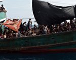 2015年5月14日，洛兴雅难民船在泰国南部丽贝岛（Koh Lipe）外海。(CHRISTOPHE ARCHAMBAULT/AFP/Getty Images)