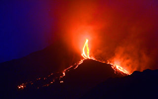 義大利火山噴發 岩漿如火龍照亮夜空