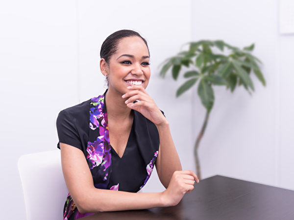 2015年度日本的環球小姐宮本亞莉安娜(Ariana Miyamoto)在採訪中表示,希望在減少人種的歧視上有所作為。(牛彬/大紀元) 2015年度日本的環球小姐宮本亞莉安娜(Ariana Miyamoto)在採訪中表示,希望在減少人種的歧視上有所作為。(牛彬/大紀元)