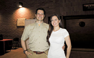 5月20日晚，一家跨國公司CEO Alvaro Soto先生和太太觀看神韻舞劇《西遊記》的演出。（林南／大紀元）