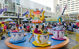 澳大利亞西澳省民眾被鼓勵在即將來到的6月1日的長週末做些特別的事情來慶祝西澳省的建立。圖為2014年西澳日（WA Day）長周末在珀斯市中心Forrest Place舉辦的遊樂活動。（周鑫/大紀元）