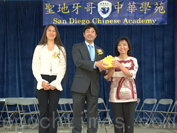 台北驻洛杉矶经济文化办事处陈益进秘书(中)主持了新老校长交接仪式。左为卸任校长陈玫秀,右为新任校长孙丽敏。(杨婕/大纪元) 台北驻洛杉矶经济文化办事处陈益进秘书(中)主持了新老校长交接仪式。左为卸任校长陈玫秀,右为新任校长孙丽敏。(杨婕/大纪元)