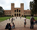 加州10所大學理事會新近批准了一項決議，將自今年秋季開始為非本州大學生提高8%的學費，使就讀學士學位的外州學生支付的年學費將漲至3.7萬美元。圖：加州大學洛杉磯分校
(David McNew/Getty Images)