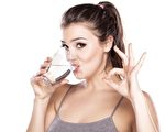 夏季避免中暑，醫師建議「多喝水」為身體補充水分。（Fotolia）