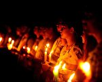 尼泊尔强震届满一个月，仍有许多民众生活在担忧恐惧中。图为加德满都居民5月25日参加烛光守夜活动，共同为国家和灾民祈福。（S.KODIKARA/AFP/Getty Images)