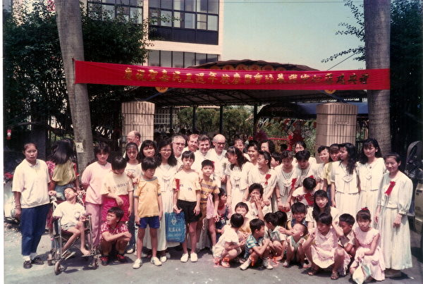 1990年,聖嘉民啟智中心3周年慶時,梵蒂岡派員來訪。(靈醫會提供) 1990年,聖嘉民啟智中心3周年慶時,梵蒂岡派員來訪。(靈醫會提供)