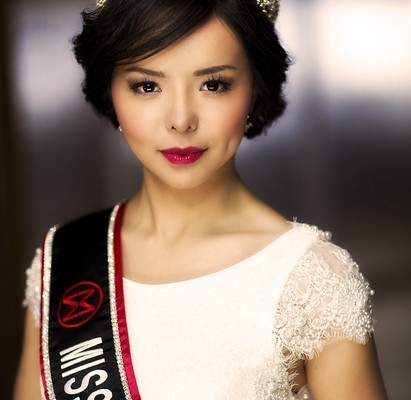 自世界小姐加拿大賽區冠軍林耶凡（Anastasia Lin）向媒體披露家人被中共國安威脅後，加拿大政府於27日在首都渥太華發表聲明，稱讚其呼籲關注中國人權問題的努力。圖為，2015年5月16日，林耶凡當選2015年加拿大世界小姐。（林耶凡提供）