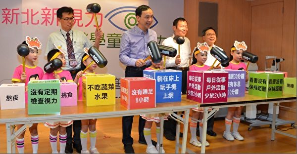 新北市長朱立倫要打擊惡視力。(宋順澈/大紀元) 新北市長朱立倫要打擊惡視力。(宋順澈/大紀元)