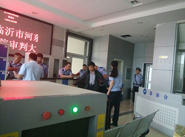 5月29日，徐大麗訴河東區公安局案在臨沂市河東區法院開庭審理，圖為警察在對旁聽者進行高規格安檢。（知情者提供）
