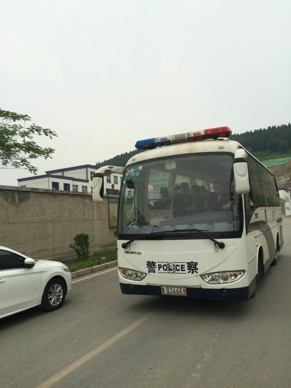 5月22日，張紅訴羅莊區公安局案在臨沂市蘭陵法院的看守所審判庭審理，當局用大巴車運來一車警察。（知情者提供）