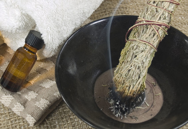 艾草最早的用途是「艾灸」,艾灸能溫通經絡,調和氣血,促進血液循環。(Fotolia)