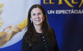 一大学艺术系副主任Silvia Agüero女士观看了神韵舞剧团在阿根廷图库曼省圣米格尔市（San Miguel de Tucumán）Mercedes Sosa剧院的首场演出。（新唐人）